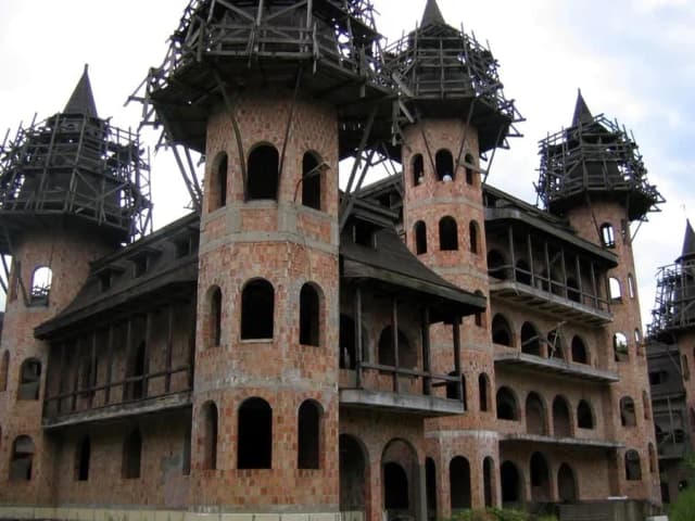 Opuszczony zamek w Łapalicach: historia, plany odbudowy i tajemnice