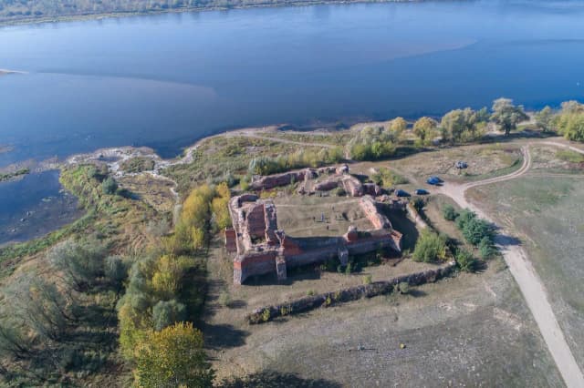 Ruiny zamku w Bobrownikach - historia, tajemnice i dostępność dla zwiedzających