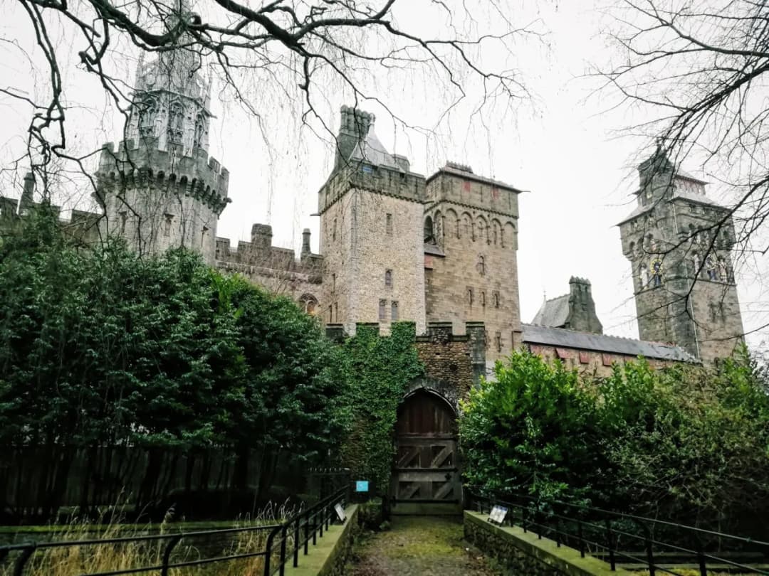 Zamek w Cardiff: Odkryj jego fascynującą historię i atrakcje turystyczne