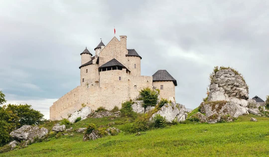 Zamek w Bobolicach - historia, tajemnice i atrakcje turystyczne