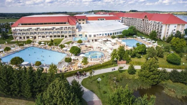 Historia hotelu Gołębiewski w Mikołajkach: Kiedy powstał i co oferuje?