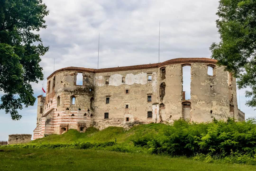 Zamek w Janowcu nad Wisłą: Historia, atrakcje i tajemnice do odkrycia