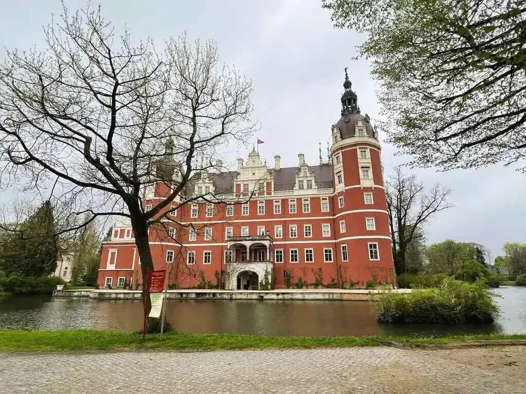 Zamek w Mużakowie - odkryj jego fascynującą historię i architekturę