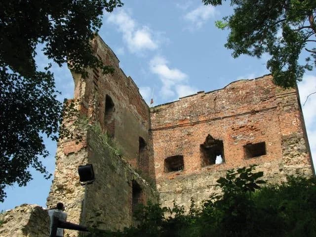 Ruiny zamku w Melsztynie - historia, odbudowa i atrakcje turystyczne