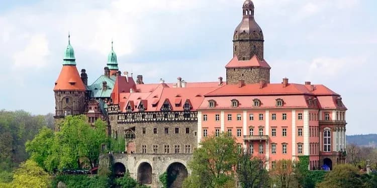 Zamek w Książu: Tajemnice, historia i atrakcje, które musisz poznać