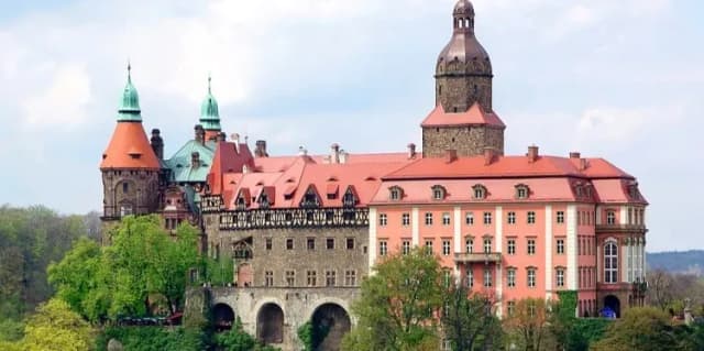 Zamek w Książu: Tajemnice, historia i atrakcje, które musisz poznać