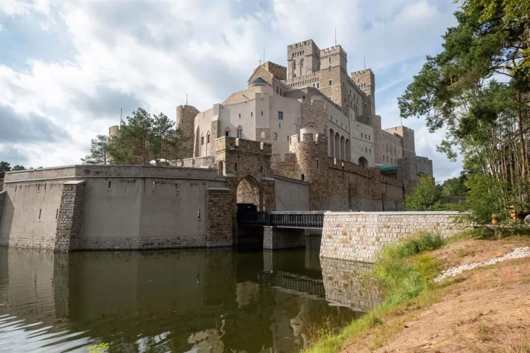 Nowy zamek w Polsce: kontrowersje, które zaskakują i fascynują