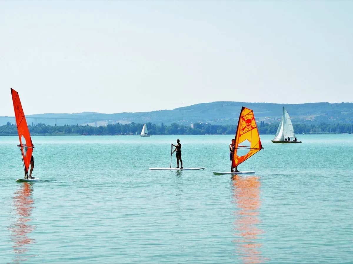 Jezioro Żarnowieckie: tajemnice, atrakcje i rekreacja w sercu Pomorza