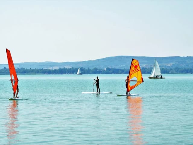 Jezioro Żarnowieckie: tajemnice, atrakcje i rekreacja w sercu Pomorza