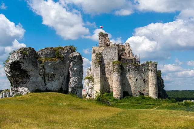 Ruiny zamku w Mirowie - historia, tajemnice i atrakcje turystyczne