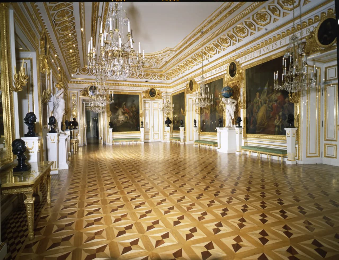 Odkryj tajemnice wnętrz zamku królewskiego w Warszawie i ich historię