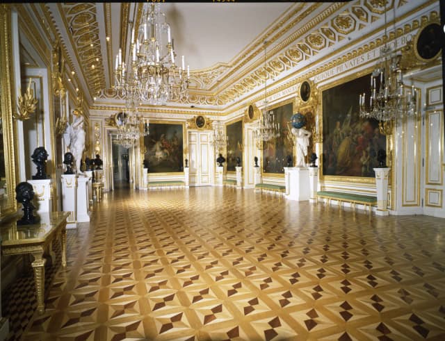 Odkryj tajemnice wnętrz zamku królewskiego w Warszawie i ich historię