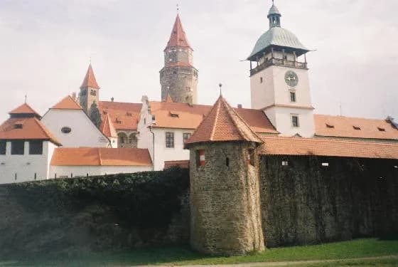 Zamek w Bouzovie: Fascynująca historia i atrakcje turystyczne