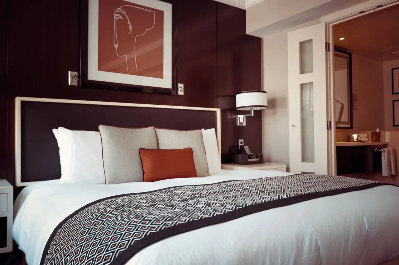 Czym się różni hostel od hotelu? Kluczowe różnice, które musisz znać
