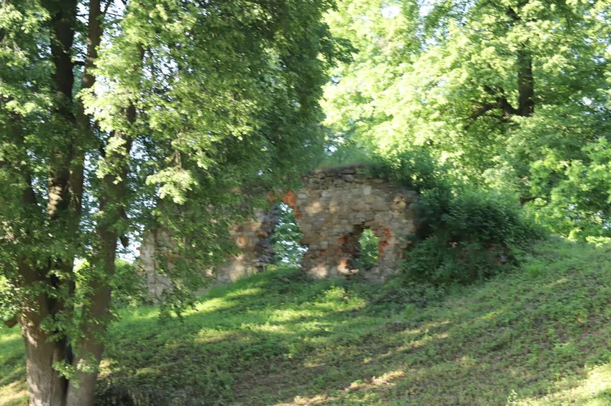Ruiny zamku w Dąbrówce: historia, tajemnice i atrakcje turystyczne