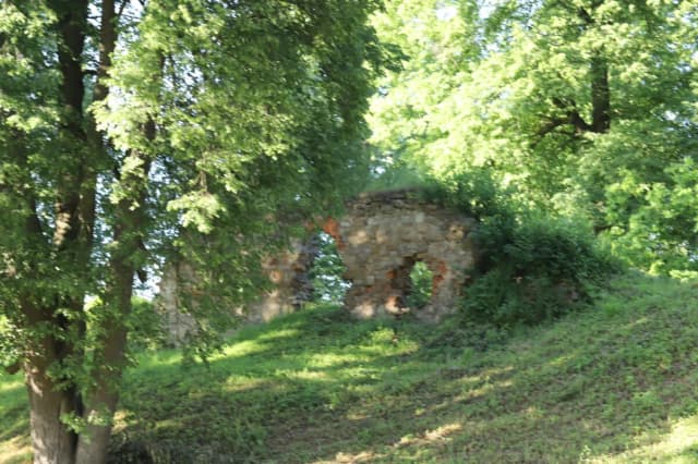 Ruiny zamku w Dąbrówce: historia, tajemnice i atrakcje turystyczne