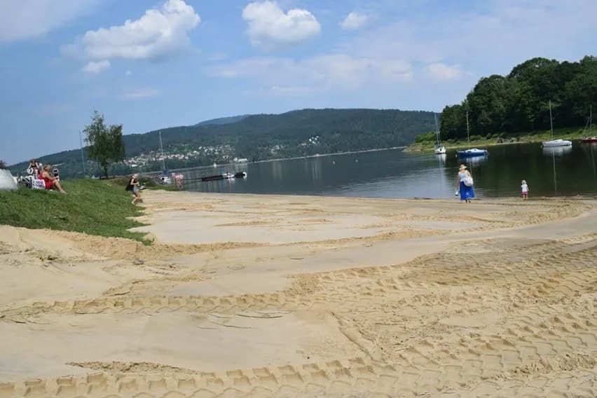 Plaża jezioro Żywieckie - idealne miejsce na relaks i zabawę