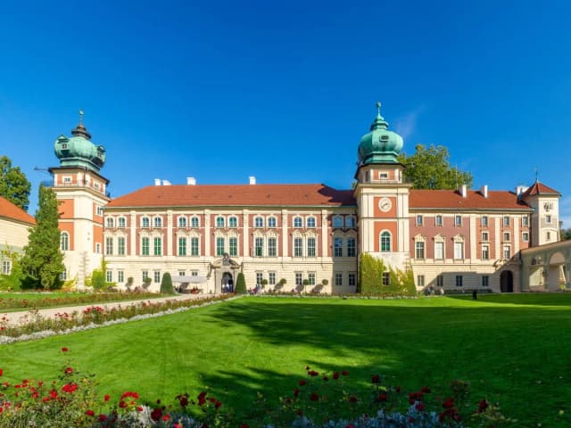 Zamek w Łańcucie: Odkryj historię i tajemnice zamku oraz parku