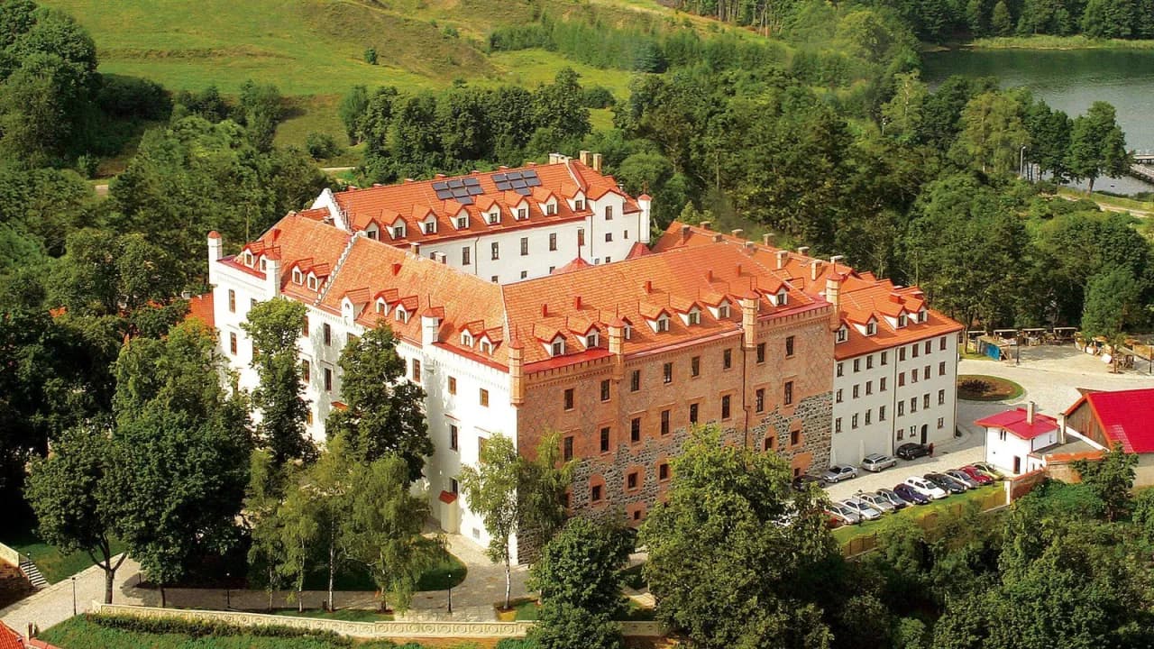 Zamek Krzyżacki w Rynie: Historia, legendy i tajemnice, które zaskakują