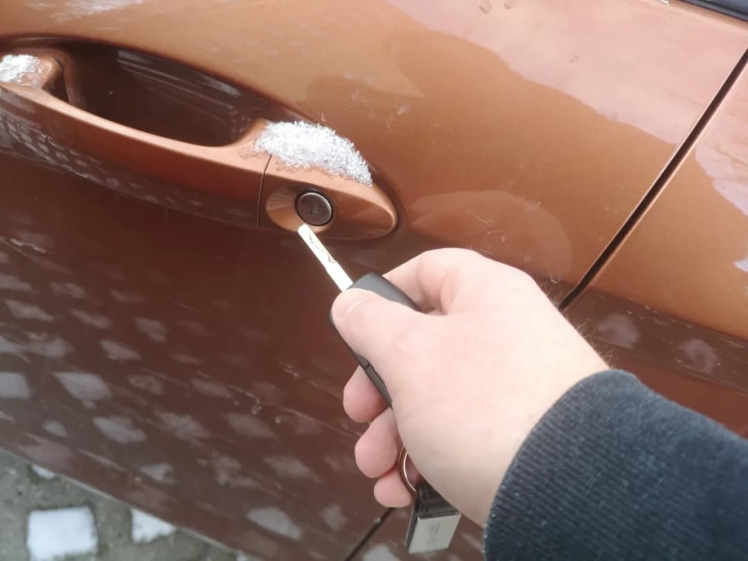 Jak uniknąć zamarzania zamków w samochodzie i skutecznie je odmrozić