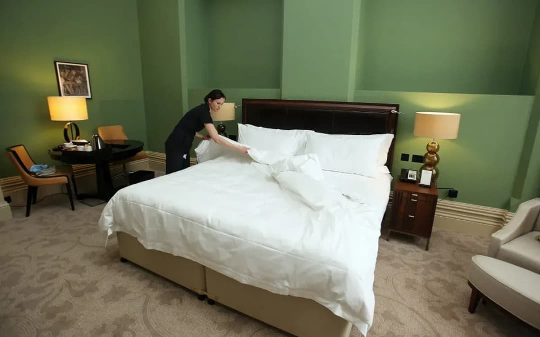 Ile zarabia pracownik hotelu? Zaskakujące różnice w wynagrodzeniach