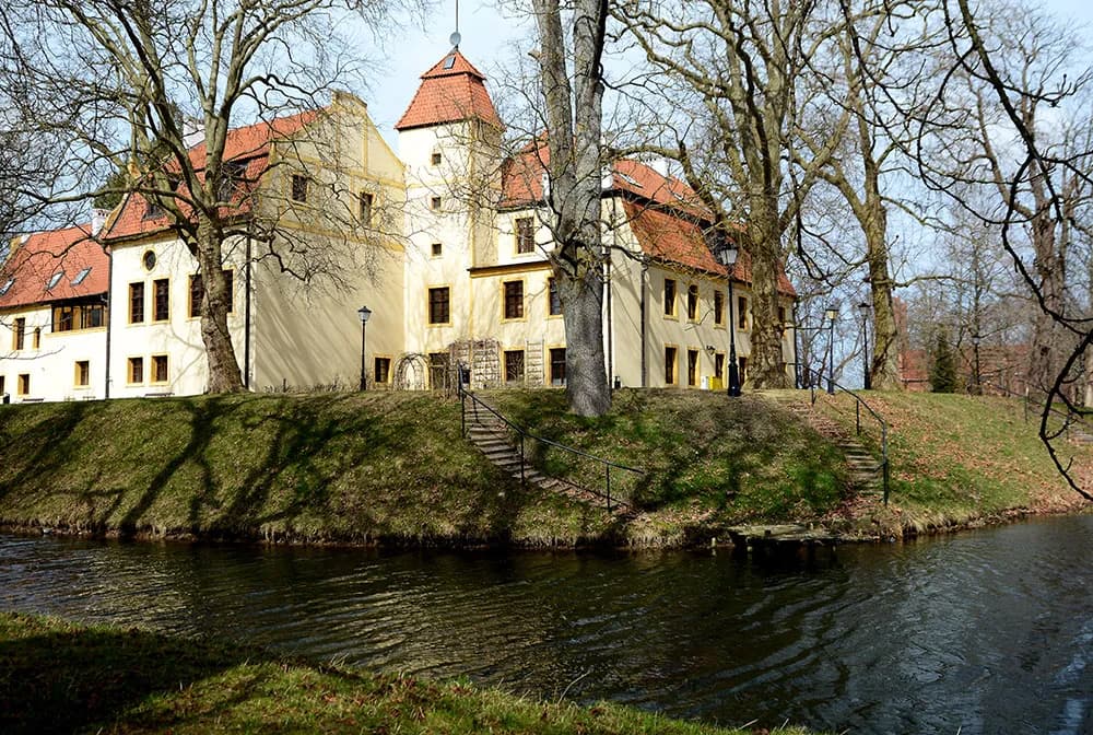 Zamek w Krągu: Fascynująca historia i tajemnice zabytku nad jeziorem