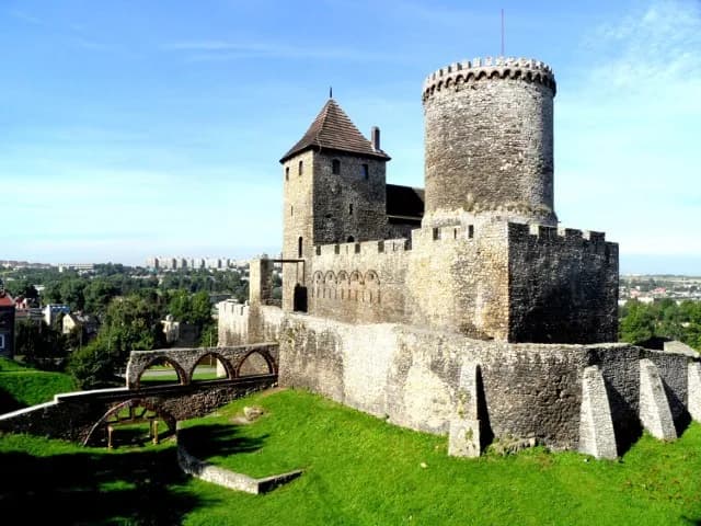 Zamek w Lipowcu: Historia, tajemnice i atrakcje, które musisz poznać