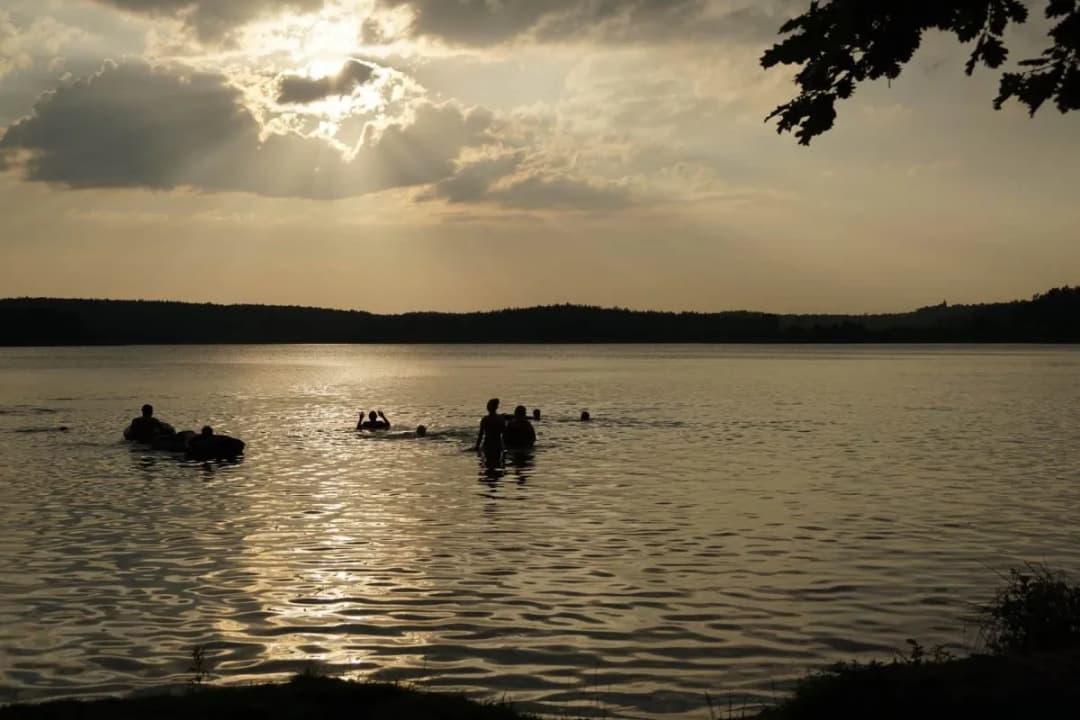 Jezioro Trzechowskie: Idealne miejsce na relaks i przygodę w naturze