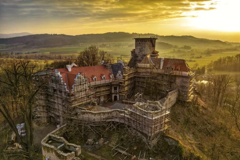 Zamek Niesytno w Płoninie - historia, tajemnice i aktualny stan