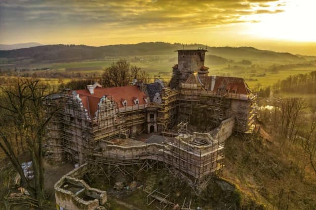 Zamek Niesytno w Płoninie - historia, tajemnice i aktualny stan