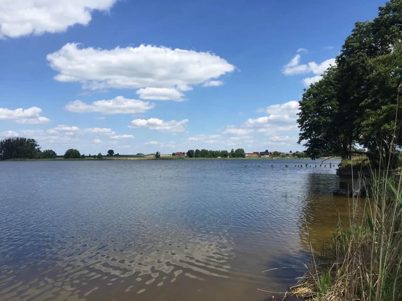 Jezioro Bnińskie: Odkryj piękno, wędkarstwo i atrakcje w okolicy