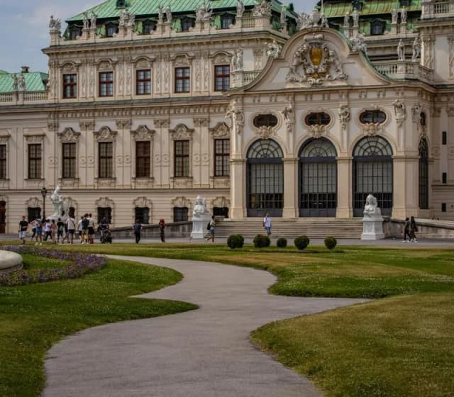 Zamek w Wiedniu: Odkryj fascynującą historię i atrakcje turystyczne