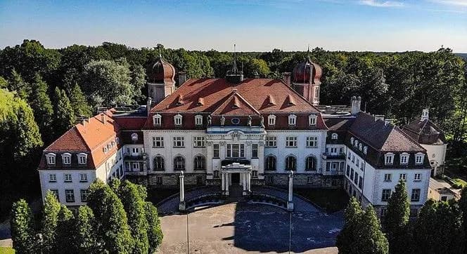 Dworek Myśliwski w Brynku: Historia, usługi i przyszłość obiektu