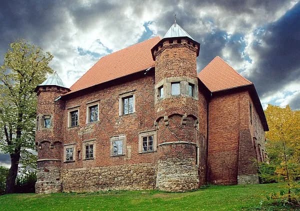 Zamek w Dębnie - tajemnice architektury i historia, które zaskakują