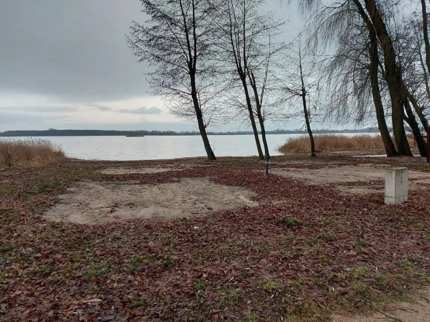 Camping jezioro Powidzkie – najlepsze miejsca, ceny i zasady biwakowania